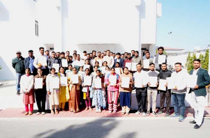 गन्ना विकास मंत्री सौरभ बहुगुणा द्वारा नव चयनित गन्ना पर्यवेक्षकों को नियुक्ति पत्र वितरण किये गये