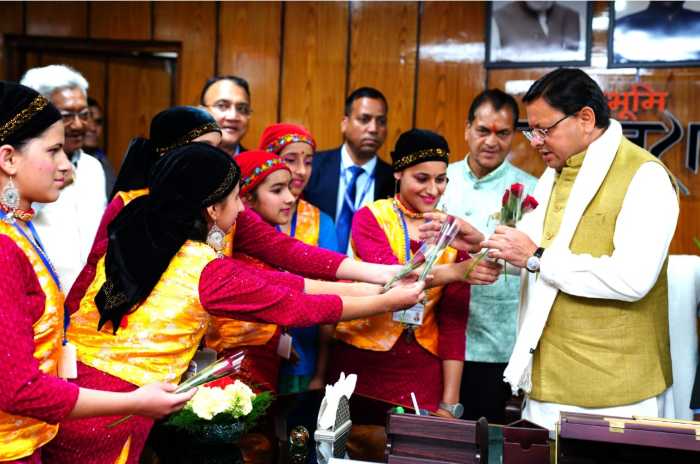 मुख्यमंत्री पुष्कर सिंह धामी से एकलव्य आदर्श आवासीय विद्यालय मेहरावना (चकराता) के विद्यार्थियों ने भेंट की