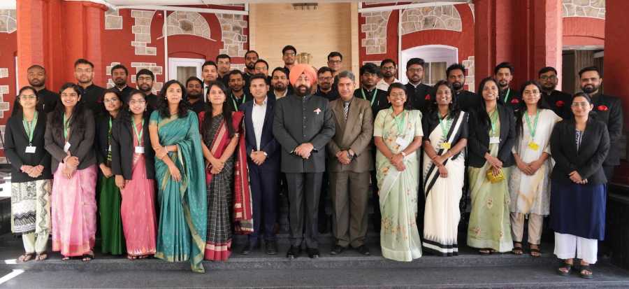 राज्यपाल से राजभवन में भारतीय दूरसंचार सेवा के प्रशिक्षु अधिकारियों ने मुलाकात की