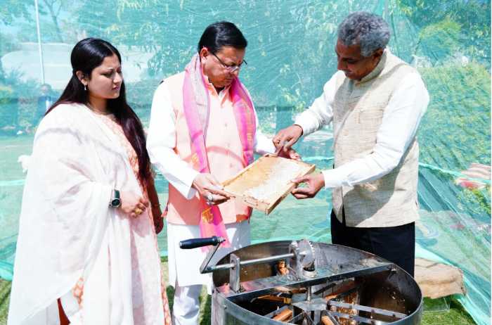 मुख्यमंत्री ने बी-कीपिंग कार्य को पायलट प्रोजेक्ट के रूप में लेते हुए शहद महोत्सव आयोजित करने के लिए उद्यान विभाग को निर्देश दिये