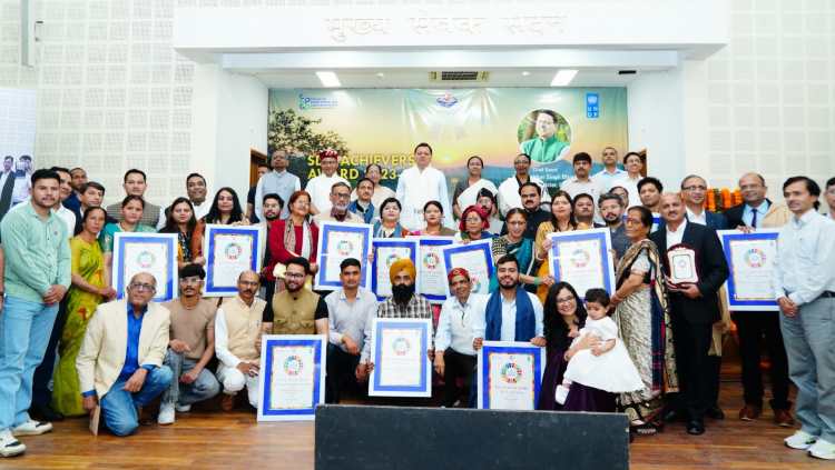 16 एस.डी.जी एचीवर को मुख्यमंत्री धामी ने किया सम्मानित
