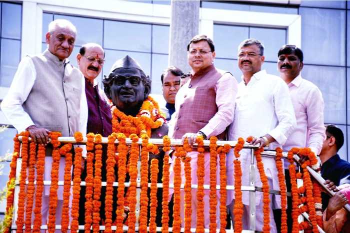 CM धामी ने स्व. हेमवती नंदन बहुगुणा की जयंती के अवसर पर घण्टाघर स्थित हेमवती नंदन बहुगुणा की मूर्ति पर माल्यार्पण कर उनका भावपूर्ण स्मरण किया